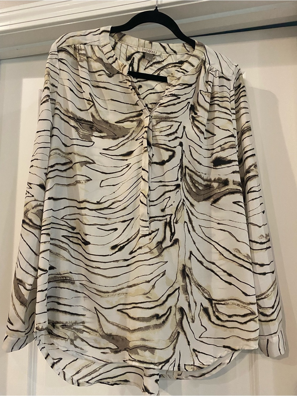 Roz & Ali White Zebra-Print Long-Sleeve Blouse